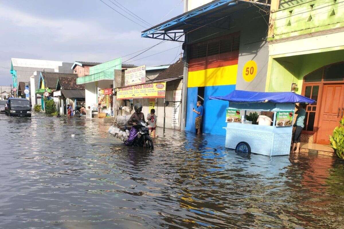 Kondisi genangan air di wilayah pesisir Surabaya